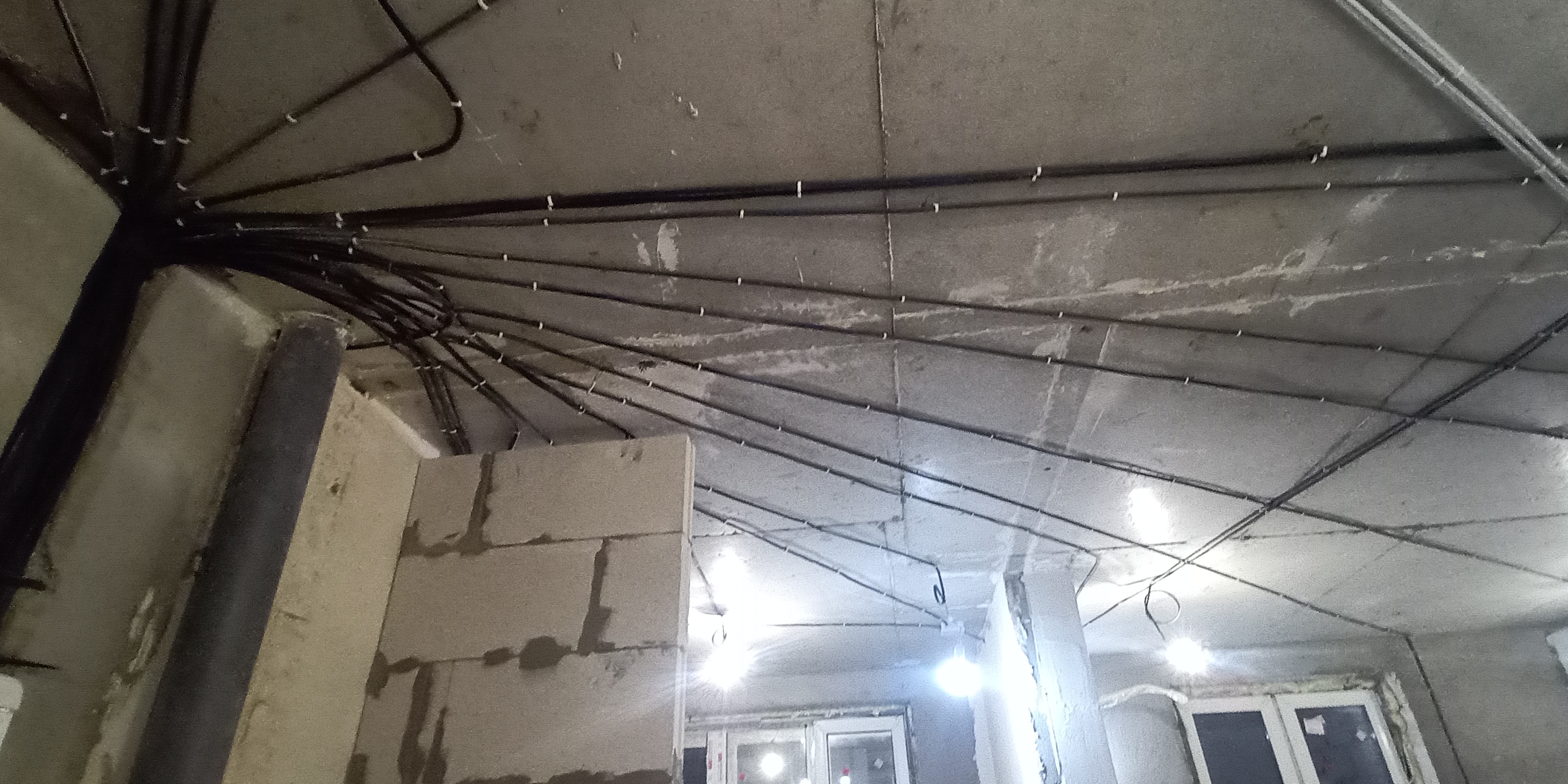 Электропроводка  под натяжным потолком фото