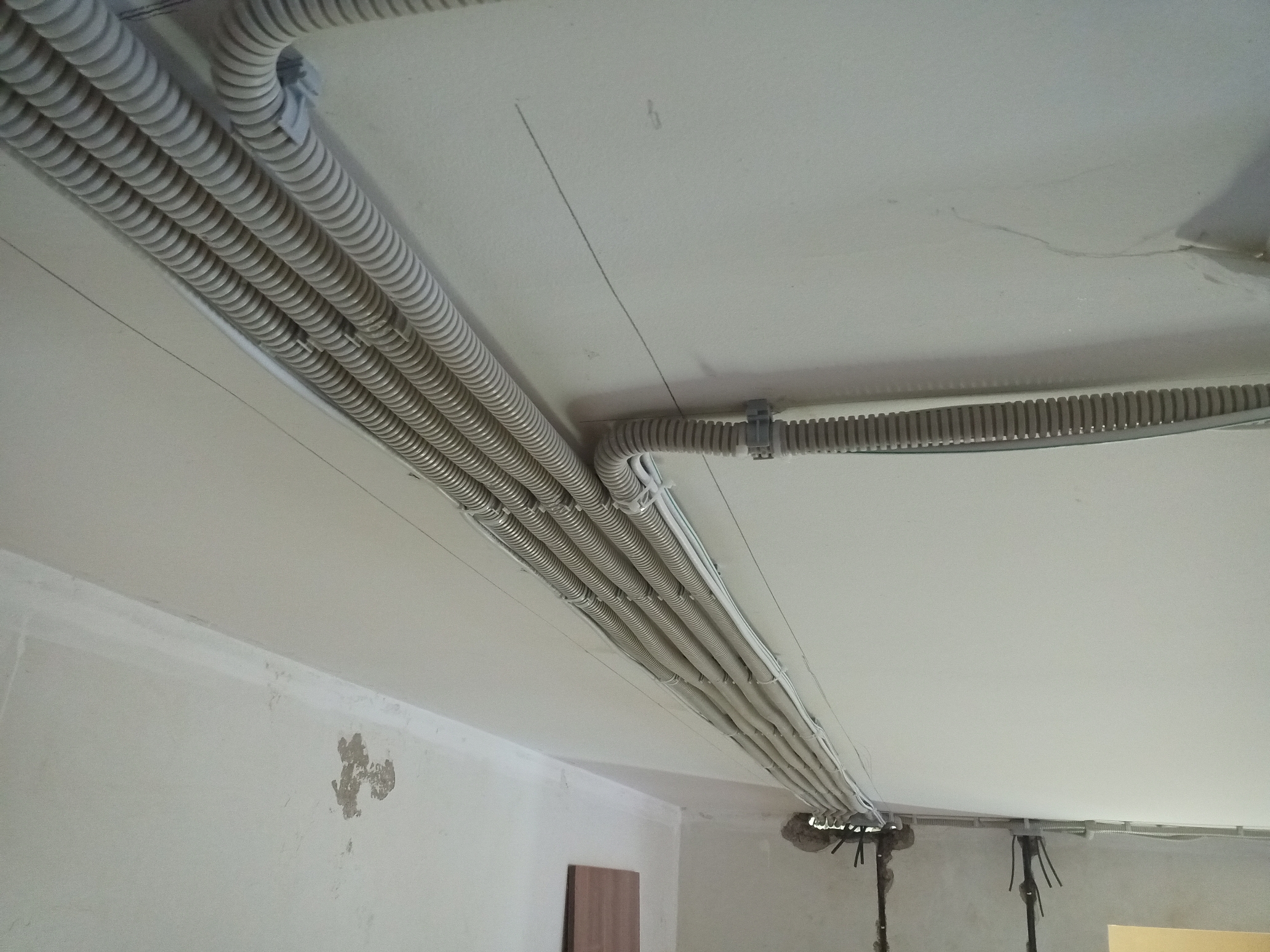 Замена электропроводки в двухкомнатной квартире в гофре по потолку