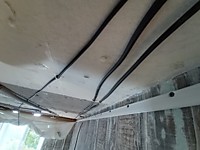 Снятый натяжной  потолок для электропроводки