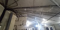 Электропроводка  под натяжным потолком фото