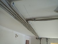 Замена электропроводки в двухкомнатной квартире в гофре по потолку