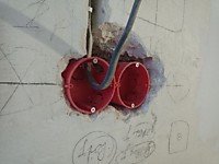 Вызвать электрика на дом в Уфе соединить провода в подрозетнике